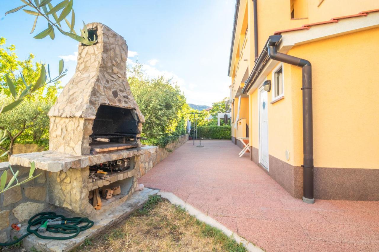 Apartments Dujmovic With Terrace Baška Exterior foto