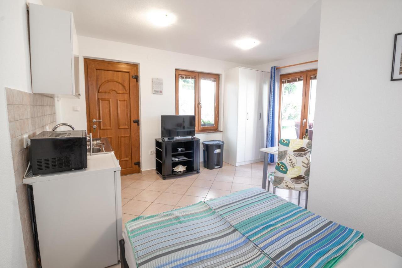 Apartments Dujmovic With Terrace Baška Exterior foto